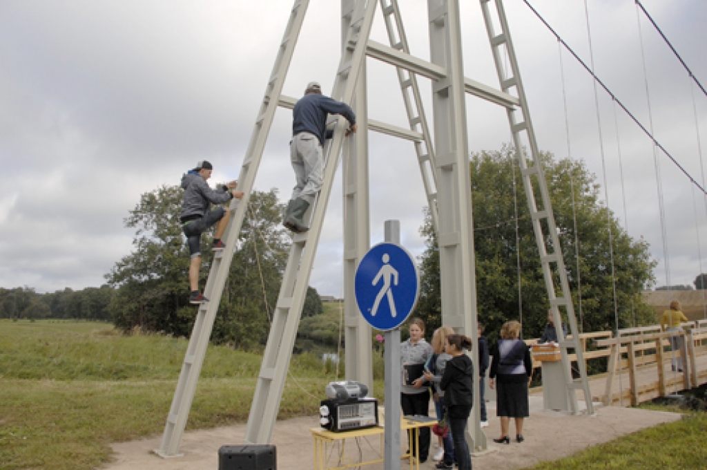 Nepilnus simts metrus garais tilts pār Mēmeli, kurš savieno Brunavas un Vecsaules pagastu, ir atjaunots. Svinīgā atklāšana notika 2. septembra priekšpusdienā.Brunavas pagasta pārvaldes vadītāja Baiba Marčenkova informē, ka darbi veikti,...
Autors: Ivars Bogdanovs
