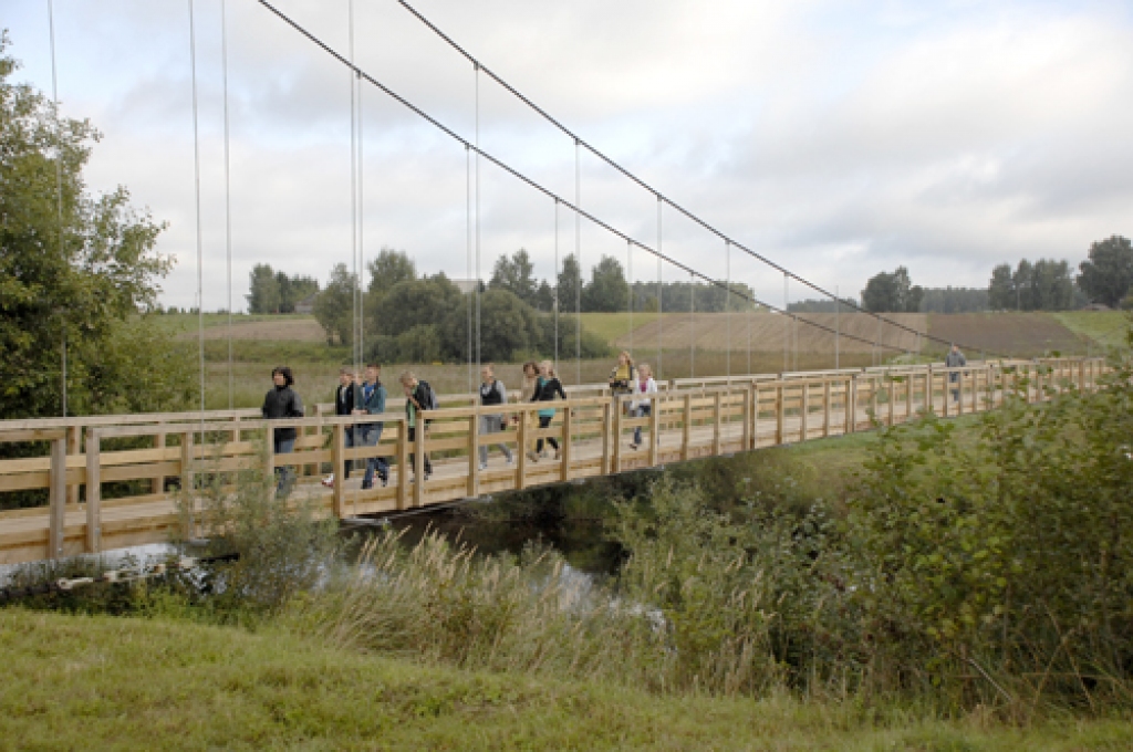 Nepilnus simts metrus garais tilts pār Mēmeli, kurš savieno Brunavas un Vecsaules pagastu, ir atjaunots. Svinīgā atklāšana notika 2. septembra priekšpusdienā.Brunavas pagasta pārvaldes vadītāja Baiba Marčenkova informē, ka darbi veikti,...
Autors: Ivars Bogdanovs