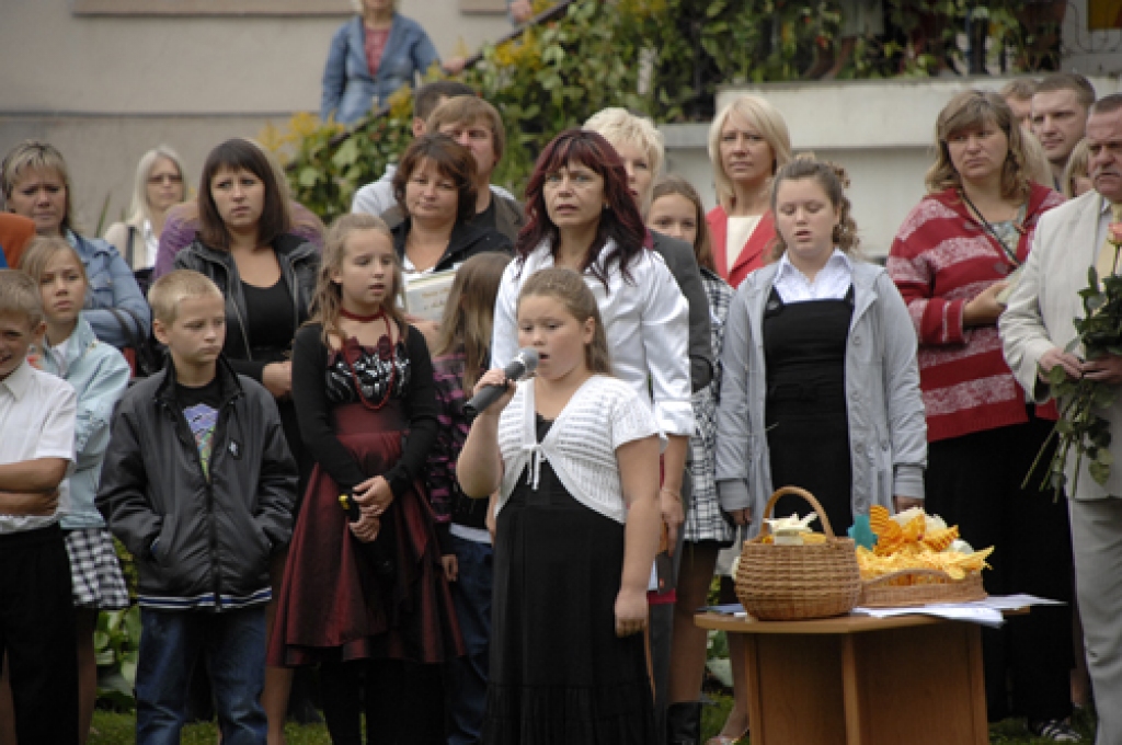 Bauskas sākumskolas 370 audzēkņus 1. septembrī sveica skolas jaunā direktore Linuta Ģerģe. Īpašs viņas veltījums bija 61 pirmklasniekam. Šoreiz gan nebija mazo bērnu ienākšanas svinību laukumā 12. klašu skolēnu pavadībā. Sākumskolā...
Autors: Ivars Bogdanovs