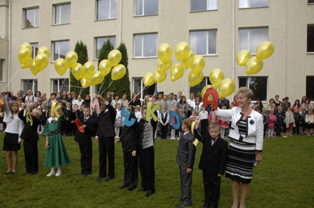 Bauskas sākumskolas 370 audzēkņus 1. septembrī sveica skolas jaunā direktore Linuta Ģerģe. Īpašs viņas veltījums bija 61 pirmklasniekam. Šoreiz gan nebija mazo bērnu ienākšanas svinību laukumā 12. klašu skolēnu pavadībā. Sākumskolā...
Autors: Ivars Bogdanovs