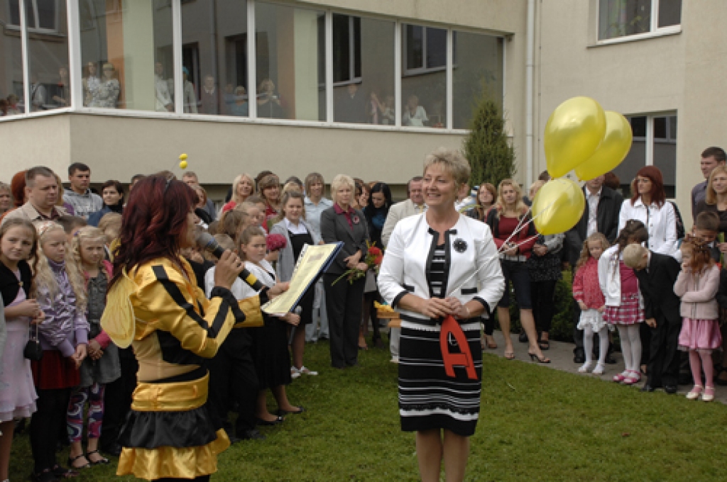 Bauskas sākumskolas 370 audzēkņus 1. septembrī sveica skolas jaunā direktore Linuta Ģerģe. Īpašs viņas veltījums bija 61 pirmklasniekam. Šoreiz gan nebija mazo bērnu ienākšanas svinību laukumā 12. klašu skolēnu pavadībā. Sākumskolā...
Autors: Ivars Bogdanovs