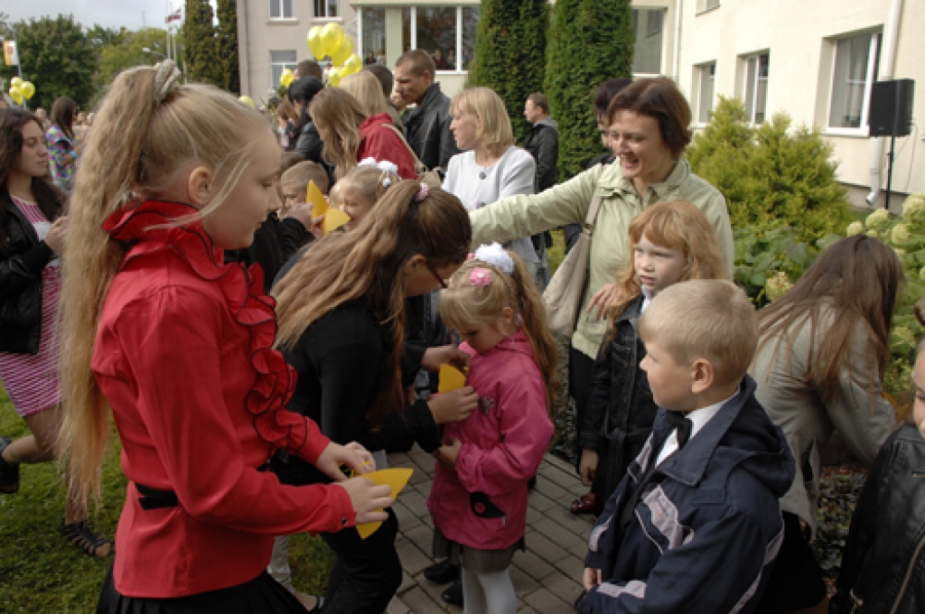 Bauskas sākumskolas 370 audzēkņus 1. septembrī sveica skolas jaunā direktore Linuta Ģerģe. Īpašs viņas veltījums bija 61 pirmklasniekam. Šoreiz gan nebija mazo bērnu ienākšanas svinību laukumā 12. klašu skolēnu pavadībā. Sākumskolā...
Autors: Ivars Bogdanovs