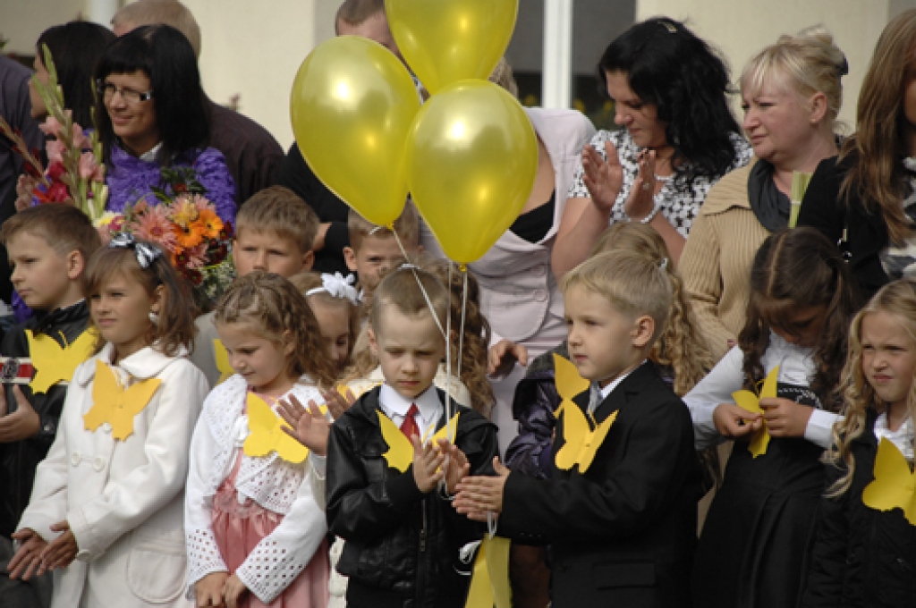 Bauskas sākumskolas 370 audzēkņus 1. septembrī sveica skolas jaunā direktore Linuta Ģerģe. Īpašs viņas veltījums bija 61 pirmklasniekam. Šoreiz gan nebija mazo bērnu ienākšanas svinību laukumā 12. klašu skolēnu pavadībā. Sākumskolā...
Autors: Ivars Bogdanovs