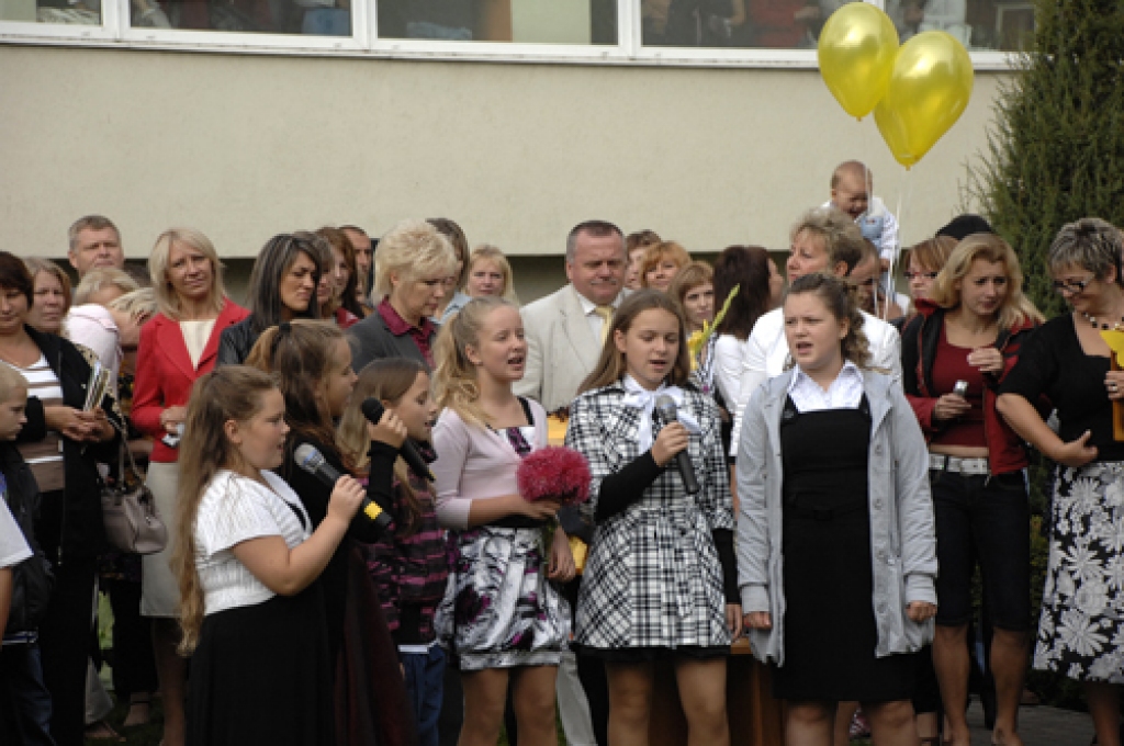 Bauskas sākumskolas 370 audzēkņus 1. septembrī sveica skolas jaunā direktore Linuta Ģerģe. Īpašs viņas veltījums bija 61 pirmklasniekam. Šoreiz gan nebija mazo bērnu ienākšanas svinību laukumā 12. klašu skolēnu pavadībā. Sākumskolā...
Autors: Ivars Bogdanovs