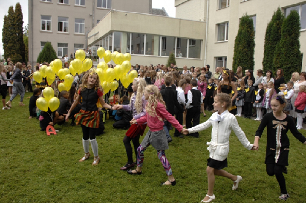 Bauskas sākumskolas 370 audzēkņus 1. septembrī sveica skolas jaunā direktore Linuta Ģerģe. Īpašs viņas veltījums bija 61 pirmklasniekam. Šoreiz gan nebija mazo bērnu ienākšanas svinību laukumā 12. klašu skolēnu pavadībā. Sākumskolā...
Autors: Ivars Bogdanovs