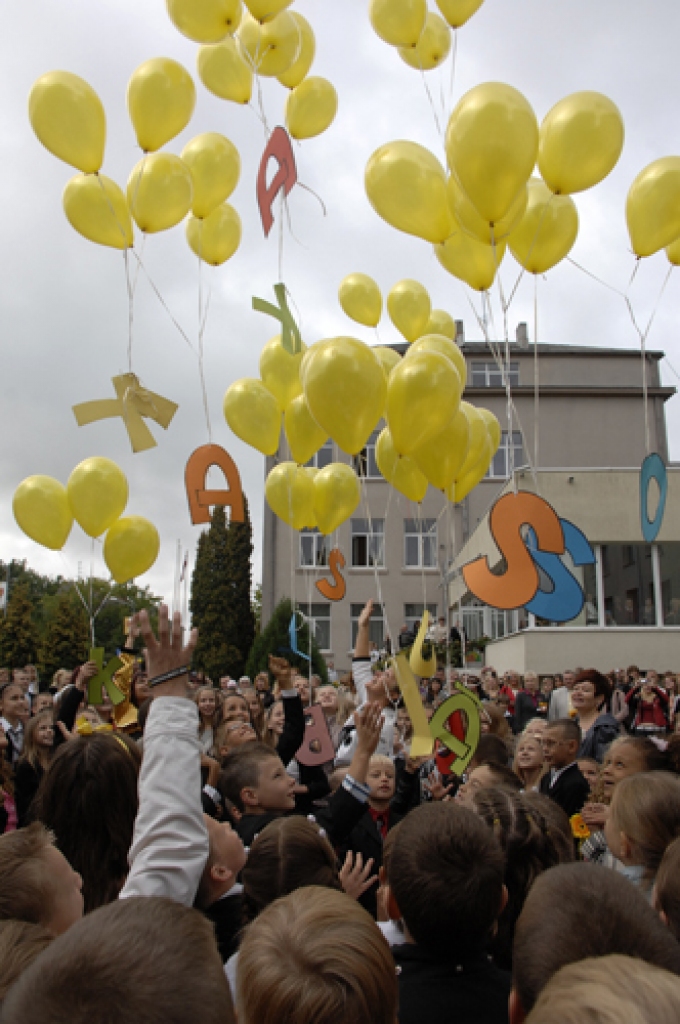 Bauskas sākumskolas 370 audzēkņus 1. septembrī sveica skolas jaunā direktore Linuta Ģerģe. Īpašs viņas veltījums bija 61 pirmklasniekam. Šoreiz gan nebija mazo bērnu ienākšanas svinību laukumā 12. klašu skolēnu pavadībā. Sākumskolā...
Autors: Ivars Bogdanovs