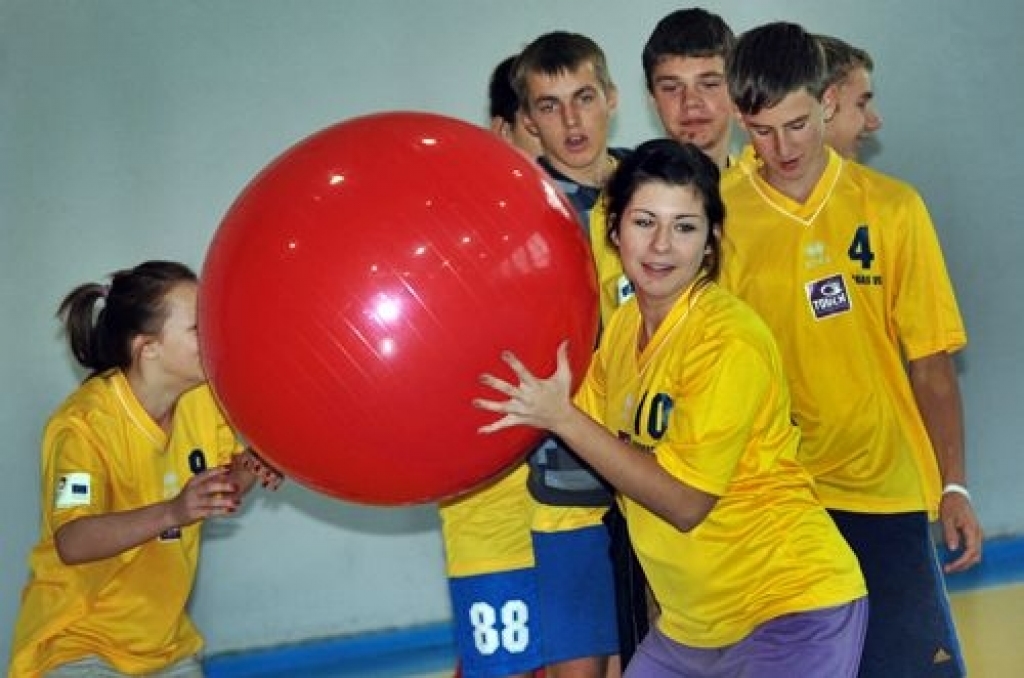 Bauskas sporta namā «Mēmele» 28. oktobrī notika Bauskas novada Bērnu un jaunatnes sporta skolas rīkotās sacensības vidusskolas vecuma grupai «Netradicionālās stafetes».
Piedalījās Bauskas 2. un Uzvaras vidusskolas komandas. Pirmajās trīs...
Autors: Uldis Varnevičs