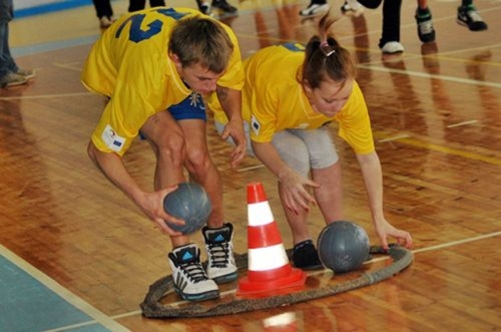 Bauskas sporta namā «Mēmele» 28. oktobrī notika Bauskas novada Bērnu un jaunatnes sporta skolas rīkotās sacensības vidusskolas vecuma grupai «Netradicionālās stafetes».
Piedalījās Bauskas 2. un Uzvaras vidusskolas komandas. Pirmajās trīs...
Autors: Uldis Varnevičs