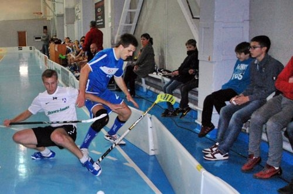 Florbola kluba «Bauska» un viesu komandas «Ķekava» Latvijas virslīgas čempionāta spēle sagādāja daudz patīkamu pārsteigumu, īpaši cīņas sākumā, kā arī ļoti nepatīkamu rezultātu spēles beigās – 6:10.
Sākums bija skaists. Vienībā atkal...
Autors: Uldis Varnevičs