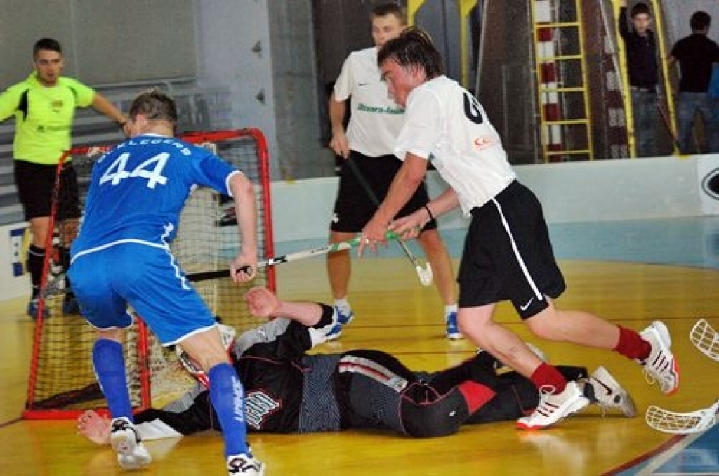 Florbola kluba «Bauska» un viesu komandas «Ķekava» Latvijas virslīgas čempionāta spēle sagādāja daudz patīkamu pārsteigumu, īpaši cīņas sākumā, kā arī ļoti nepatīkamu rezultātu spēles beigās – 6:10.
Sākums bija skaists. Vienībā atkal...
Autors: Uldis Varnevičs