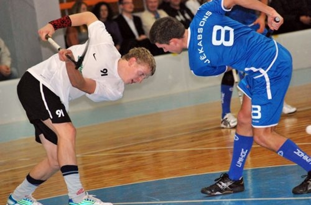 Florbola kluba «Bauska» un viesu komandas «Ķekava» Latvijas virslīgas čempionāta spēle sagādāja daudz patīkamu pārsteigumu, īpaši cīņas sākumā, kā arī ļoti nepatīkamu rezultātu spēles beigās – 6:10.
Sākums bija skaists. Vienībā atkal...
Autors: Uldis Varnevičs