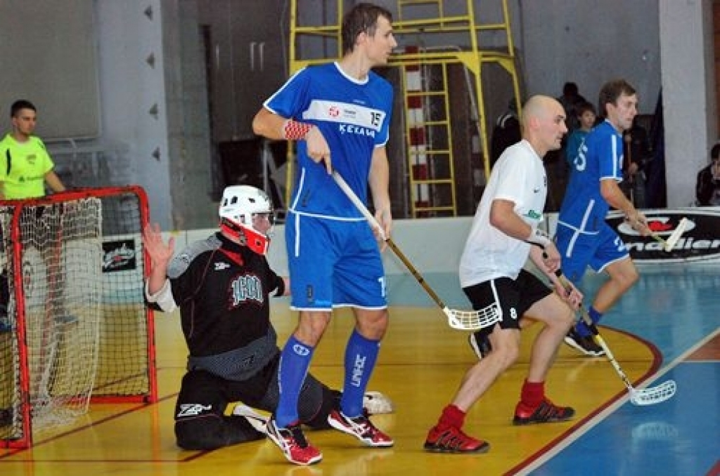 Florbola kluba «Bauska» un viesu komandas «Ķekava» Latvijas virslīgas čempionāta spēle sagādāja daudz patīkamu pārsteigumu, īpaši cīņas sākumā, kā arī ļoti nepatīkamu rezultātu spēles beigās – 6:10.
Sākums bija skaists. Vienībā atkal...
Autors: Uldis Varnevičs