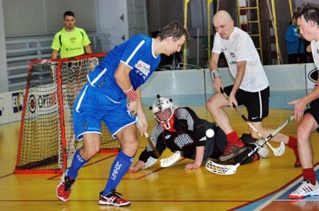 Florbola kluba «Bauska» un viesu komandas «Ķekava» Latvijas virslīgas čempionāta spēle sagādāja daudz patīkamu pārsteigumu, īpaši cīņas sākumā, kā arī ļoti nepatīkamu rezultātu spēles beigās – 6:10.
Sākums bija skaists. Vienībā atkal...
Autors: Uldis Varnevičs