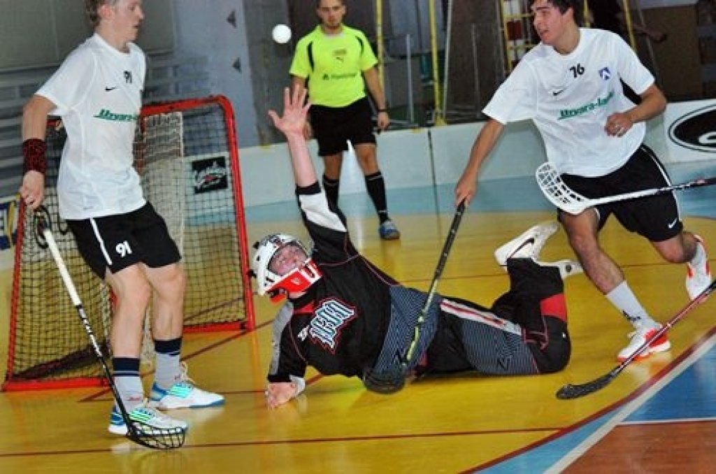 Florbola kluba «Bauska» un viesu komandas «Ķekava» Latvijas virslīgas čempionāta spēle sagādāja daudz patīkamu pārsteigumu, īpaši cīņas sākumā, kā arī ļoti nepatīkamu rezultātu spēles beigās – 6:10.
Sākums bija skaists. Vienībā atkal...
Autors: Uldis Varnevičs