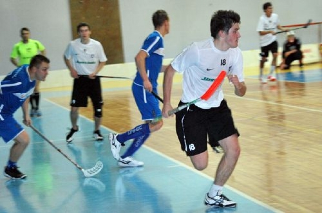 Florbola kluba «Bauska» un viesu komandas «Ķekava» Latvijas virslīgas čempionāta spēle sagādāja daudz patīkamu pārsteigumu, īpaši cīņas sākumā, kā arī ļoti nepatīkamu rezultātu spēles beigās – 6:10.
Sākums bija skaists. Vienībā atkal...
Autors: Uldis Varnevičs