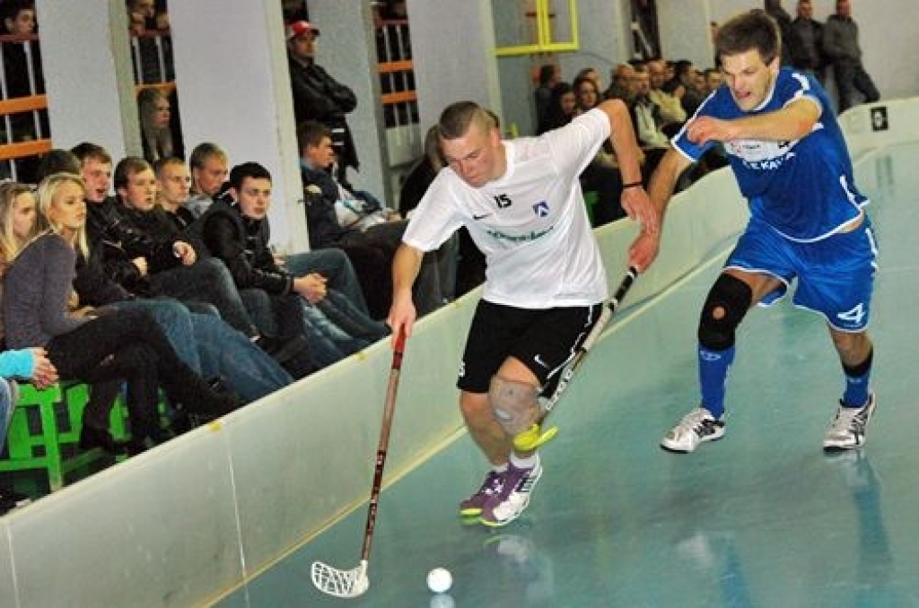 Florbola kluba «Bauska» un viesu komandas «Ķekava» Latvijas virslīgas čempionāta spēle sagādāja daudz patīkamu pārsteigumu, īpaši cīņas sākumā, kā arī ļoti nepatīkamu rezultātu spēles beigās – 6:10.
Sākums bija skaists. Vienībā atkal...
Autors: Uldis Varnevičs