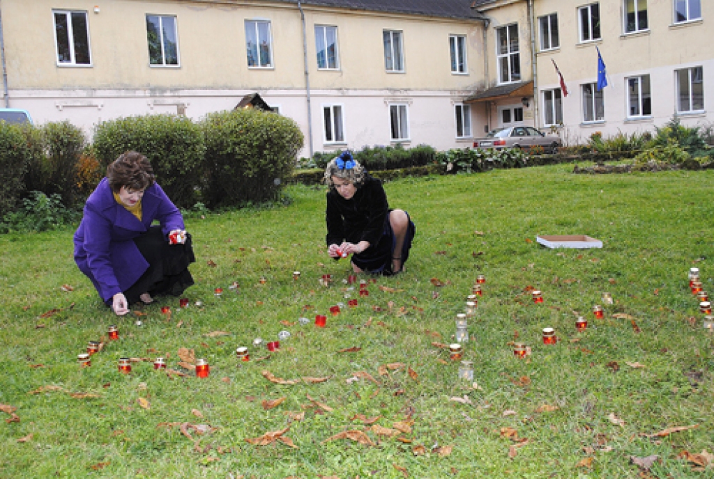 Bārbeles pamatskolas 140 gadu jubilejas svinībās sirsnīgā atmosfērā satikās vairākas absolventu paaudzes.
Autors: Juris Iļņickis