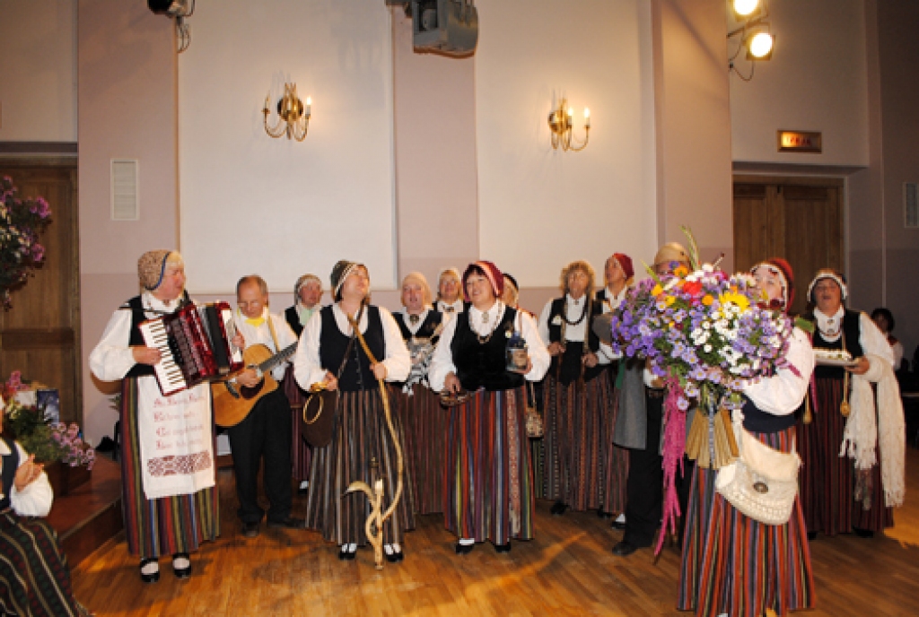 Vēl padomju laikā darbību sākušo tautisko dziesmu un ieražu kolektīvu «Dreņģeri» 15. oktobrī sveica folkloristi no Bauskas, Vecsaules, Svitenes, grupas «Trejupe» un «Laukam pāri», koris «Mēmele», Bauskas novada dancotāji, kā arī kopas no...
Autors: Juris Iļņickis