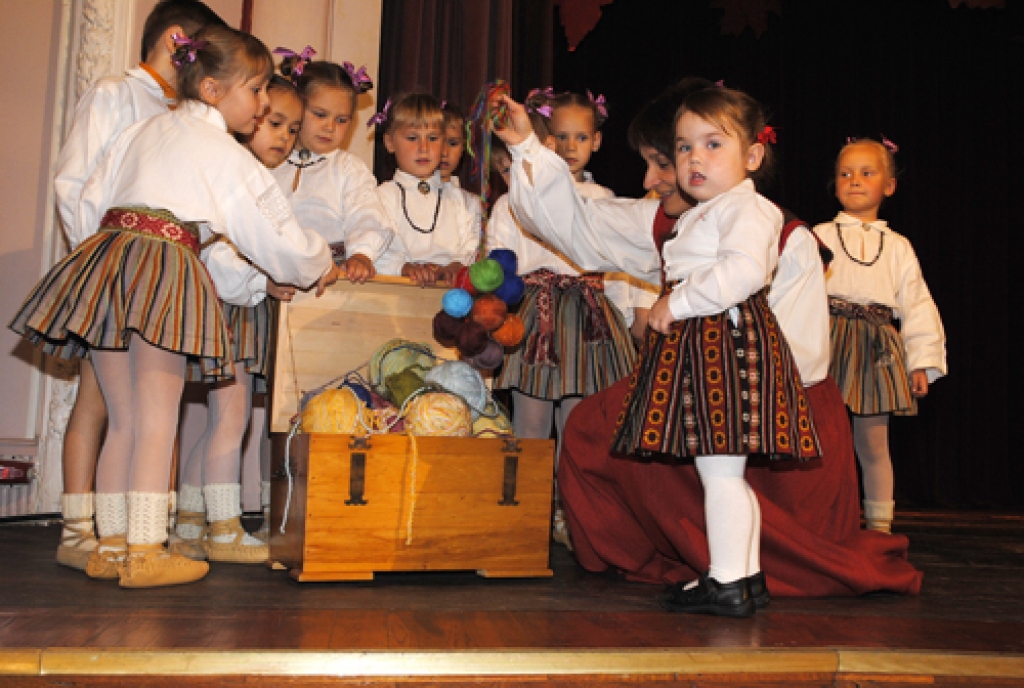 Vēl padomju laikā darbību sākušo tautisko dziesmu un ieražu kolektīvu «Dreņģeri» 15. oktobrī sveica folkloristi no Bauskas, Vecsaules, Svitenes, grupas «Trejupe» un «Laukam pāri», koris «Mēmele», Bauskas novada dancotāji, kā arī kopas no...
Autors: Juris Iļņickis