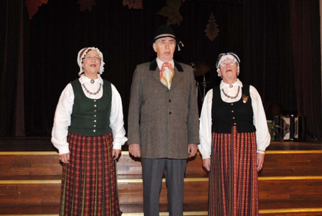 Vēl padomju laikā darbību sākušo tautisko dziesmu un ieražu kolektīvu «Dreņģeri» 15. oktobrī sveica folkloristi no Bauskas, Vecsaules, Svitenes, grupas «Trejupe» un «Laukam pāri», koris «Mēmele», Bauskas novada dancotāji, kā arī kopas no...
Autors: Juris Iļņickis