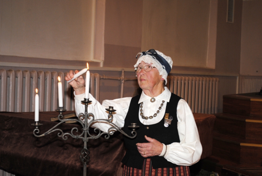 Vēl padomju laikā darbību sākušo tautisko dziesmu un ieražu kolektīvu «Dreņģeri» 15. oktobrī sveica folkloristi no Bauskas, Vecsaules, Svitenes, grupas «Trejupe» un «Laukam pāri», koris «Mēmele», Bauskas novada dancotāji, kā arī kopas no...
Autors: Juris Iļņickis