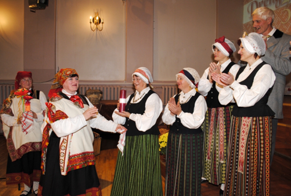 Vēl padomju laikā darbību sākušo tautisko dziesmu un ieražu kolektīvu «Dreņģeri» 15. oktobrī sveica folkloristi no Bauskas, Vecsaules, Svitenes, grupas «Trejupe» un «Laukam pāri», koris «Mēmele», Bauskas novada dancotāji, kā arī kopas no...
Autors: Juris Iļņickis