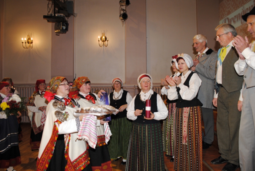 Vēl padomju laikā darbību sākušo tautisko dziesmu un ieražu kolektīvu «Dreņģeri» 15. oktobrī sveica folkloristi no Bauskas, Vecsaules, Svitenes, grupas «Trejupe» un «Laukam pāri», koris «Mēmele», Bauskas novada dancotāji, kā arī kopas no...
Autors: Juris Iļņickis