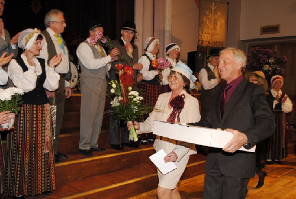 Vēl padomju laikā darbību sākušo tautisko dziesmu un ieražu kolektīvu «Dreņģeri» 15. oktobrī sveica folkloristi no Bauskas, Vecsaules, Svitenes, grupas «Trejupe» un «Laukam pāri», koris «Mēmele», Bauskas novada dancotāji, kā arī kopas no...
Autors: Juris Iļņickis