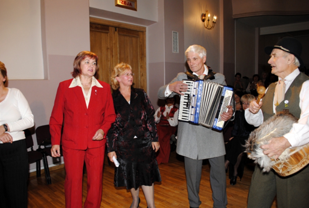Vēl padomju laikā darbību sākušo tautisko dziesmu un ieražu kolektīvu «Dreņģeri» 15. oktobrī sveica folkloristi no Bauskas, Vecsaules, Svitenes, grupas «Trejupe» un «Laukam pāri», koris «Mēmele», Bauskas novada dancotāji, kā arī kopas no...
Autors: Juris Iļņickis