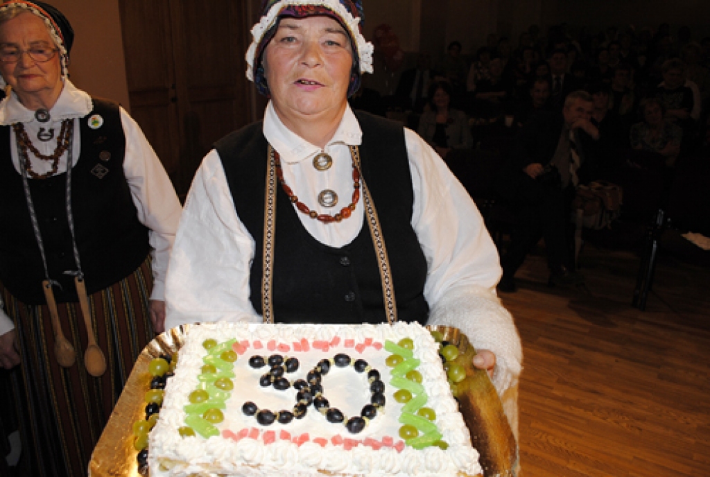 Vēl padomju laikā darbību sākušo tautisko dziesmu un ieražu kolektīvu «Dreņģeri» 15. oktobrī sveica folkloristi no Bauskas, Vecsaules, Svitenes, grupas «Trejupe» un «Laukam pāri», koris «Mēmele», Bauskas novada dancotāji, kā arī kopas no...
Autors: Juris Iļņickis