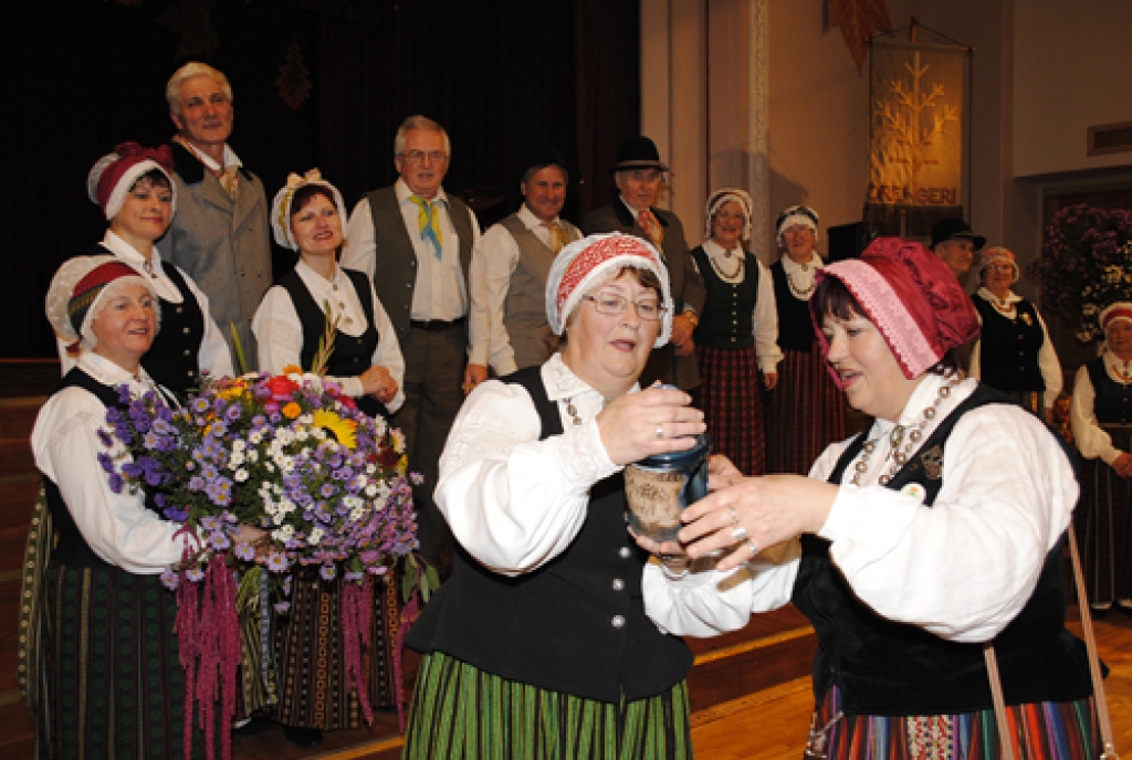 Vēl padomju laikā darbību sākušo tautisko dziesmu un ieražu kolektīvu «Dreņģeri» 15. oktobrī sveica folkloristi no Bauskas, Vecsaules, Svitenes, grupas «Trejupe» un «Laukam pāri», koris «Mēmele», Bauskas novada dancotāji, kā arī kopas no...
Autors: Juris Iļņickis