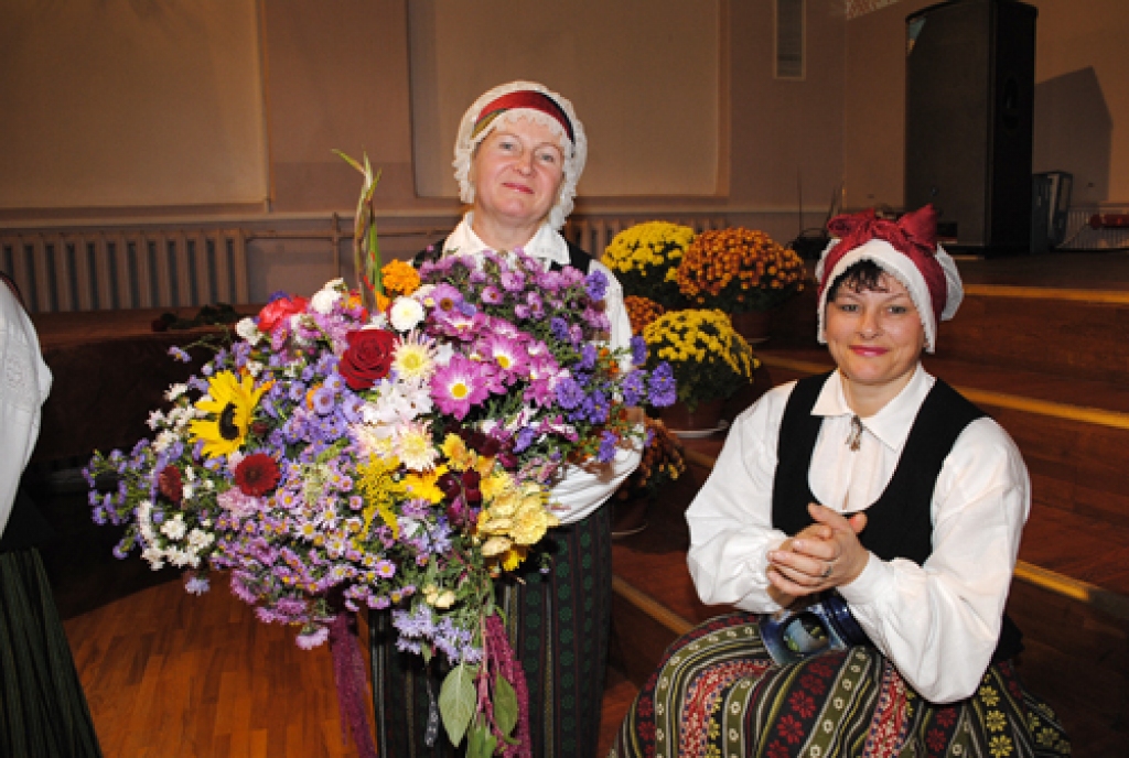 Vēl padomju laikā darbību sākušo tautisko dziesmu un ieražu kolektīvu «Dreņģeri» 15. oktobrī sveica folkloristi no Bauskas, Vecsaules, Svitenes, grupas «Trejupe» un «Laukam pāri», koris «Mēmele», Bauskas novada dancotāji, kā arī kopas no...
Autors: Juris Iļņickis