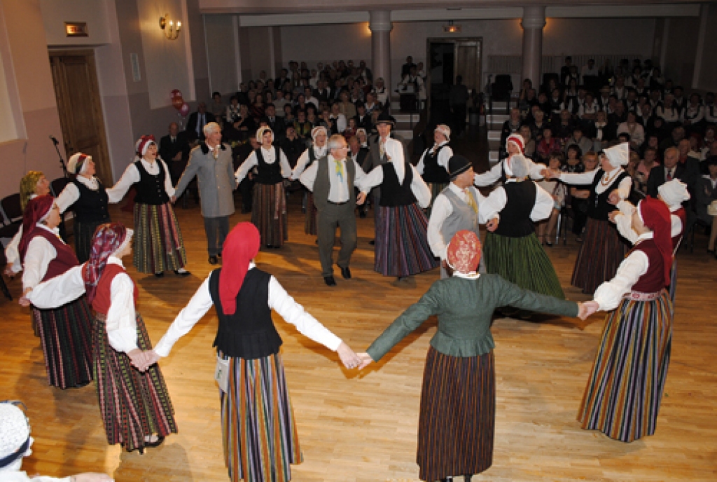 Vēl padomju laikā darbību sākušo tautisko dziesmu un ieražu kolektīvu «Dreņģeri» 15. oktobrī sveica folkloristi no Bauskas, Vecsaules, Svitenes, grupas «Trejupe» un «Laukam pāri», koris «Mēmele», Bauskas novada dancotāji, kā arī kopas no...
Autors: Juris Iļņickis