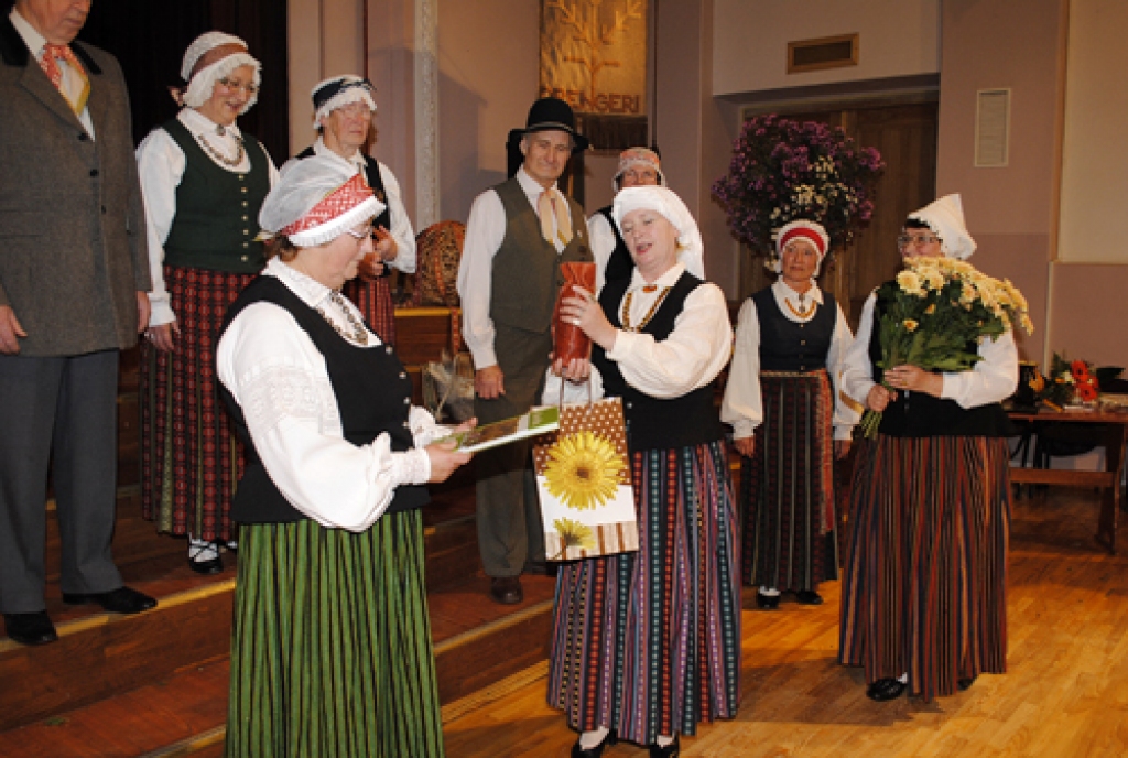 Vēl padomju laikā darbību sākušo tautisko dziesmu un ieražu kolektīvu «Dreņģeri» 15. oktobrī sveica folkloristi no Bauskas, Vecsaules, Svitenes, grupas «Trejupe» un «Laukam pāri», koris «Mēmele», Bauskas novada dancotāji, kā arī kopas no...
Autors: Juris Iļņickis