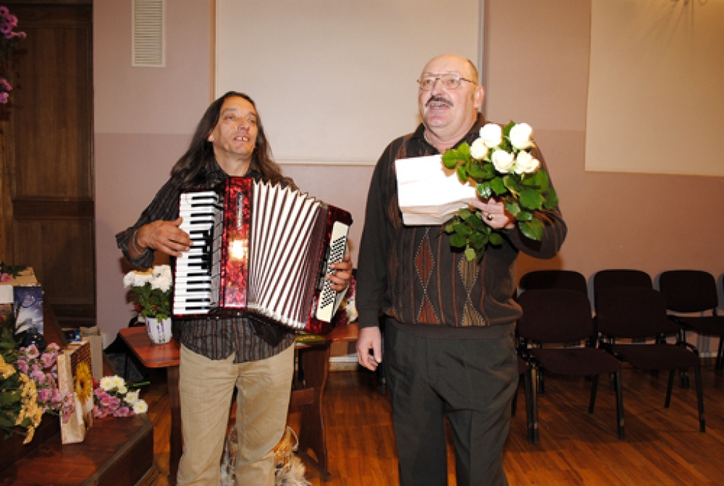 Vēl padomju laikā darbību sākušo tautisko dziesmu un ieražu kolektīvu «Dreņģeri» 15. oktobrī sveica folkloristi no Bauskas, Vecsaules, Svitenes, grupas «Trejupe» un «Laukam pāri», koris «Mēmele», Bauskas novada dancotāji, kā arī kopas no...
Autors: Juris Iļņickis