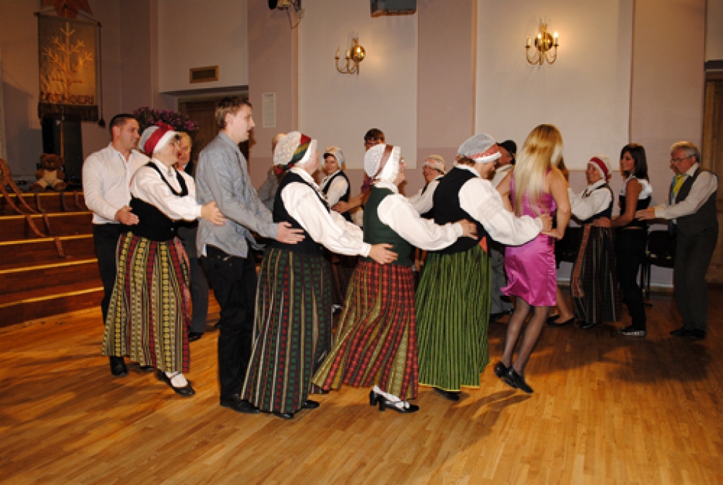 Vēl padomju laikā darbību sākušo tautisko dziesmu un ieražu kolektīvu «Dreņģeri» 15. oktobrī sveica folkloristi no Bauskas, Vecsaules, Svitenes, grupas «Trejupe» un «Laukam pāri», koris «Mēmele», Bauskas novada dancotāji, kā arī kopas no...
Autors: Juris Iļņickis