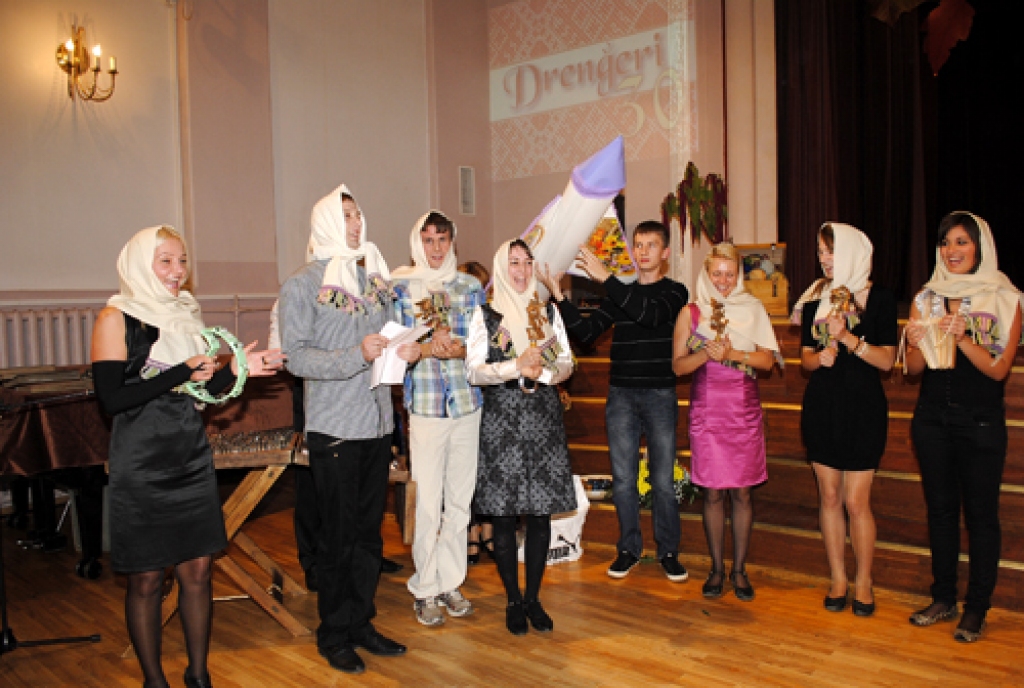 Vēl padomju laikā darbību sākušo tautisko dziesmu un ieražu kolektīvu «Dreņģeri» 15. oktobrī sveica folkloristi no Bauskas, Vecsaules, Svitenes, grupas «Trejupe» un «Laukam pāri», koris «Mēmele», Bauskas novada dancotāji, kā arī kopas no...
Autors: Juris Iļņickis