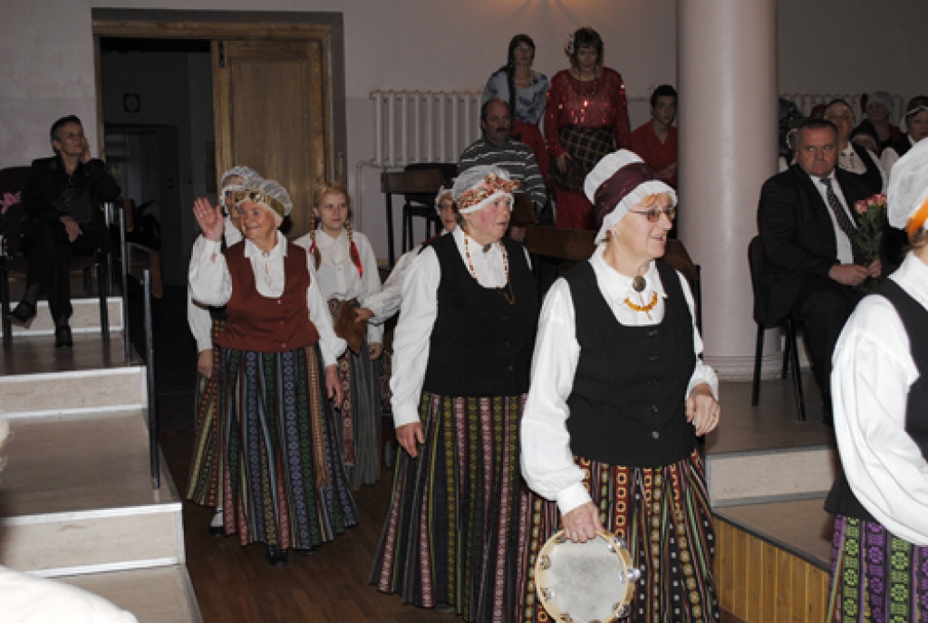 Apsveikt folkloras kopu «Trejupe» 20 gadu jubilejā Bauskas kultūras centrā 14. oktobrī bija ieradušies ne tikai dziedātāju ģimenes locekļi, bet arī kolēģi no citām folkloras kopām, arī Lietuvas.
Ceraukstes folkloras kopa «Laukam pāri»...
Autors: Kristaps Ābelnieks