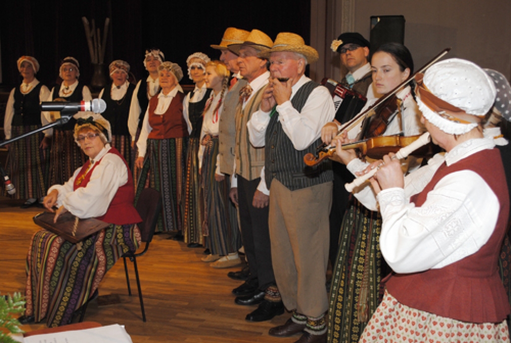 Apsveikt folkloras kopu «Trejupe» 20 gadu jubilejā Bauskas kultūras centrā 14. oktobrī bija ieradušies ne tikai dziedātāju ģimenes locekļi, bet arī kolēģi no citām folkloras kopām, arī Lietuvas.
Ceraukstes folkloras kopa «Laukam pāri»...
Autors: Kristaps Ābelnieks