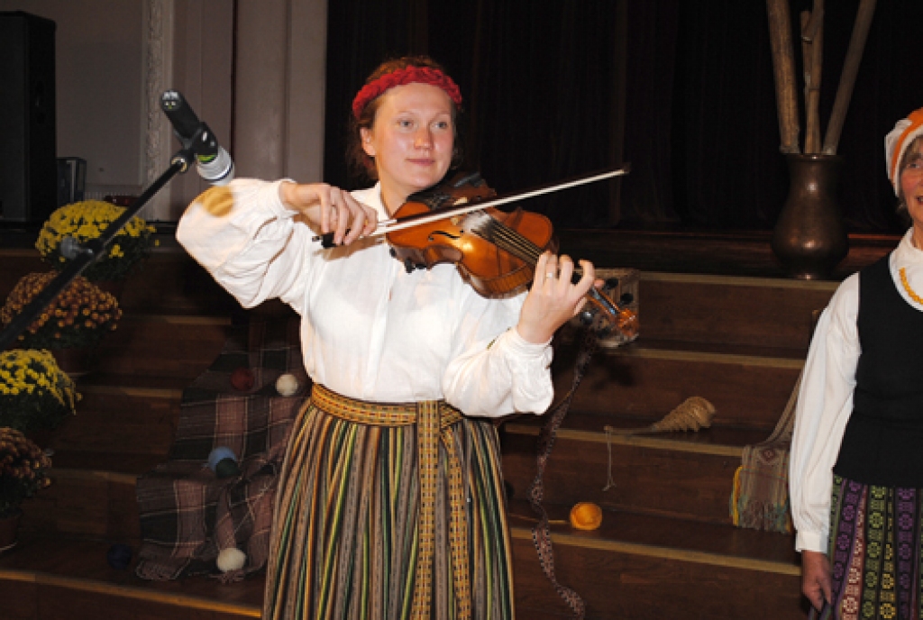 Apsveikt folkloras kopu «Trejupe» 20 gadu jubilejā Bauskas kultūras centrā 14. oktobrī bija ieradušies ne tikai dziedātāju ģimenes locekļi, bet arī kolēģi no citām folkloras kopām, arī Lietuvas.
Ceraukstes folkloras kopa «Laukam pāri»...
Autors: Kristaps Ābelnieks