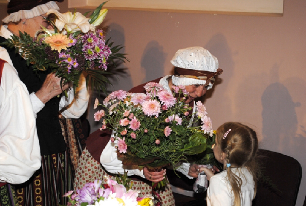 Apsveikt folkloras kopu «Trejupe» 20 gadu jubilejā Bauskas kultūras centrā 14. oktobrī bija ieradušies ne tikai dziedātāju ģimenes locekļi, bet arī kolēģi no citām folkloras kopām, arī Lietuvas.
Ceraukstes folkloras kopa «Laukam pāri»...
Autors: Kristaps Ābelnieks
