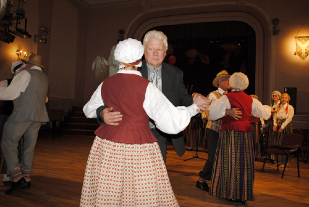 Apsveikt folkloras kopu «Trejupe» 20 gadu jubilejā Bauskas kultūras centrā 14. oktobrī bija ieradušies ne tikai dziedātāju ģimenes locekļi, bet arī kolēģi no citām folkloras kopām, arī Lietuvas.
Ceraukstes folkloras kopa «Laukam pāri»...
Autors: Kristaps Ābelnieks