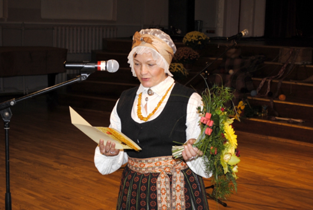 Apsveikt folkloras kopu «Trejupe» 20 gadu jubilejā Bauskas kultūras centrā 14. oktobrī bija ieradušies ne tikai dziedātāju ģimenes locekļi, bet arī kolēģi no citām folkloras kopām, arī Lietuvas.
Ceraukstes folkloras kopa «Laukam pāri»...
Autors: Kristaps Ābelnieks