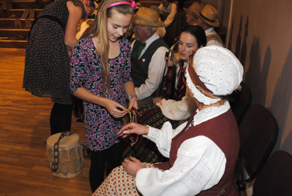 Apsveikt folkloras kopu «Trejupe» 20 gadu jubilejā Bauskas kultūras centrā 14. oktobrī bija ieradušies ne tikai dziedātāju ģimenes locekļi, bet arī kolēģi no citām folkloras kopām, arī Lietuvas.
Ceraukstes folkloras kopa «Laukam pāri»...
Autors: Kristaps Ābelnieks