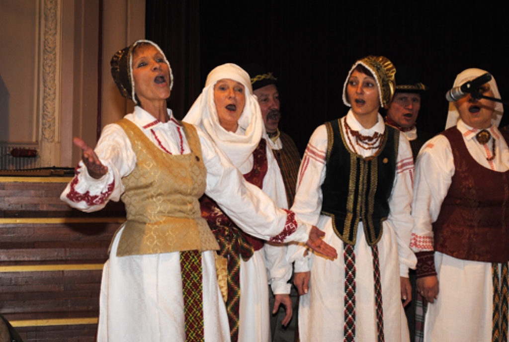 Apsveikt folkloras kopu «Trejupe» 20 gadu jubilejā Bauskas kultūras centrā 14. oktobrī bija ieradušies ne tikai dziedātāju ģimenes locekļi, bet arī kolēģi no citām folkloras kopām, arī Lietuvas.
Ceraukstes folkloras kopa «Laukam pāri»...
Autors: Kristaps Ābelnieks