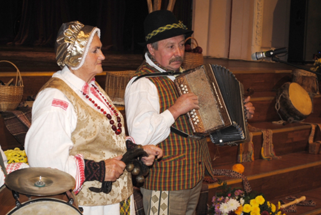Apsveikt folkloras kopu «Trejupe» 20 gadu jubilejā Bauskas kultūras centrā 14. oktobrī bija ieradušies ne tikai dziedātāju ģimenes locekļi, bet arī kolēģi no citām folkloras kopām, arī Lietuvas.
Ceraukstes folkloras kopa «Laukam pāri»...
Autors: Kristaps Ābelnieks