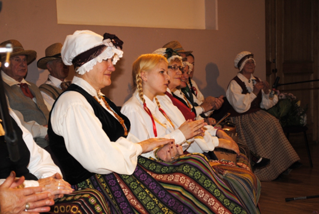 Apsveikt folkloras kopu «Trejupe» 20 gadu jubilejā Bauskas kultūras centrā 14. oktobrī bija ieradušies ne tikai dziedātāju ģimenes locekļi, bet arī kolēģi no citām folkloras kopām, arī Lietuvas.
Ceraukstes folkloras kopa «Laukam pāri»...
Autors: Kristaps Ābelnieks