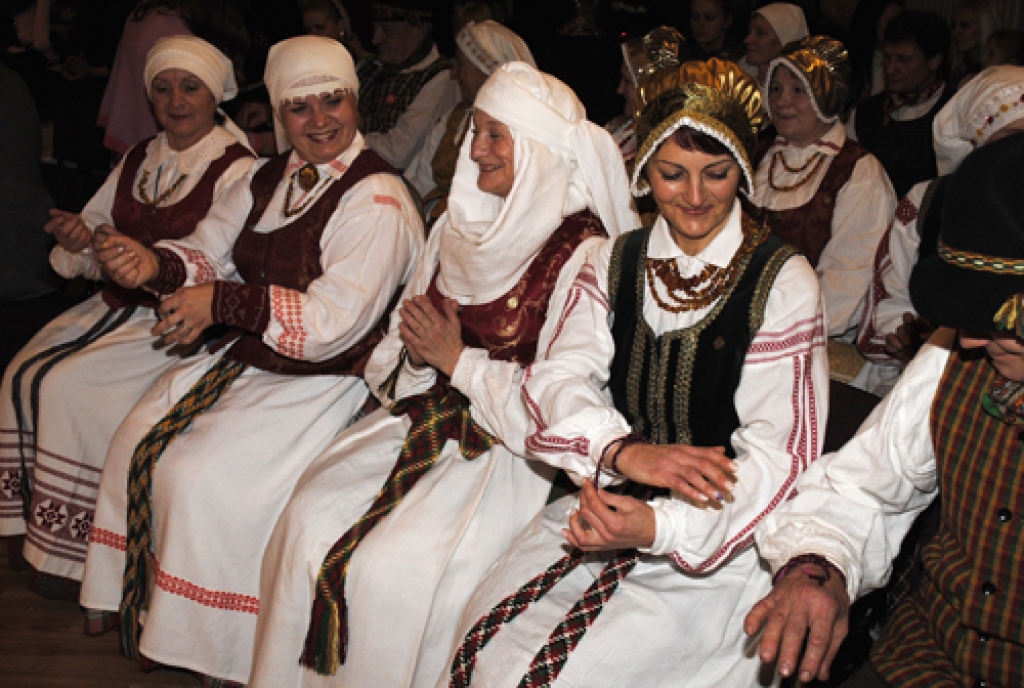 Apsveikt folkloras kopu «Trejupe» 20 gadu jubilejā Bauskas kultūras centrā 14. oktobrī bija ieradušies ne tikai dziedātāju ģimenes locekļi, bet arī kolēģi no citām folkloras kopām, arī Lietuvas.
Ceraukstes folkloras kopa «Laukam pāri»...
Autors: Kristaps Ābelnieks