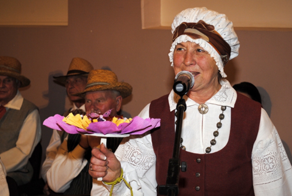 Apsveikt folkloras kopu «Trejupe» 20 gadu jubilejā Bauskas kultūras centrā 14. oktobrī bija ieradušies ne tikai dziedātāju ģimenes locekļi, bet arī kolēģi no citām folkloras kopām, arī Lietuvas.
Ceraukstes folkloras kopa «Laukam pāri»...
Autors: Kristaps Ābelnieks