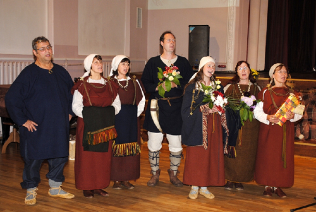 Apsveikt folkloras kopu «Trejupe» 20 gadu jubilejā Bauskas kultūras centrā 14. oktobrī bija ieradušies ne tikai dziedātāju ģimenes locekļi, bet arī kolēģi no citām folkloras kopām, arī Lietuvas.
Ceraukstes folkloras kopa «Laukam pāri»...
Autors: Kristaps Ābelnieks